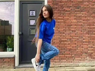 Палавата Крисия шокира с мръснишка тениска (Снимки)