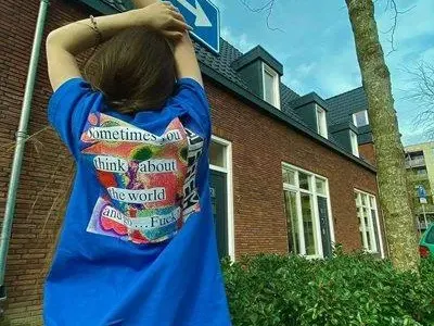 Палавата Крисия шокира с мръснишка тениска (Снимки)