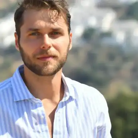 Разгонени мацки се предлагат на Ергена Алек: Как ги търпиш тези подобия на жени около теб? Ти си много повече от тях!