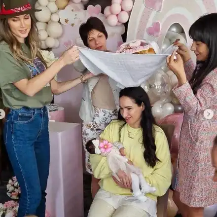 Сантра не показва бебето