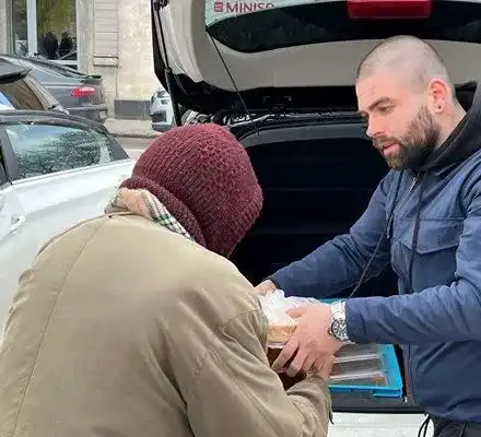 Синът на разстреляния Мартин Нотариуса раздава храна на бездомни (СНИМКИ)