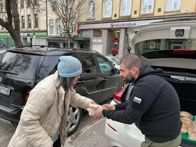 Синът на разстреляния Мартин Нотариуса раздава храна на бездомни (СНИМКИ)