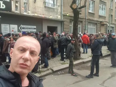 Синът на разстреляния Мартин Нотариуса раздава храна на бездомни (СНИМКИ)