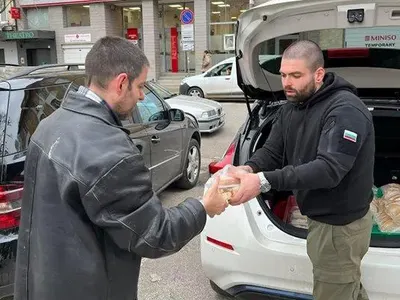 Синът на разстреляния Мартин Нотариуса раздава храна на бездомни (СНИМКИ)