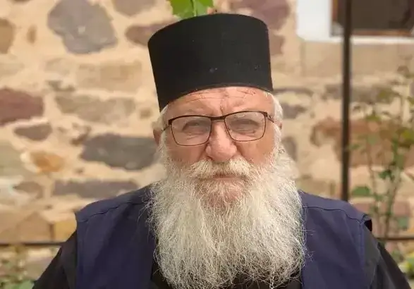 След сърдечен удар: Отец Иван с парализирано лице