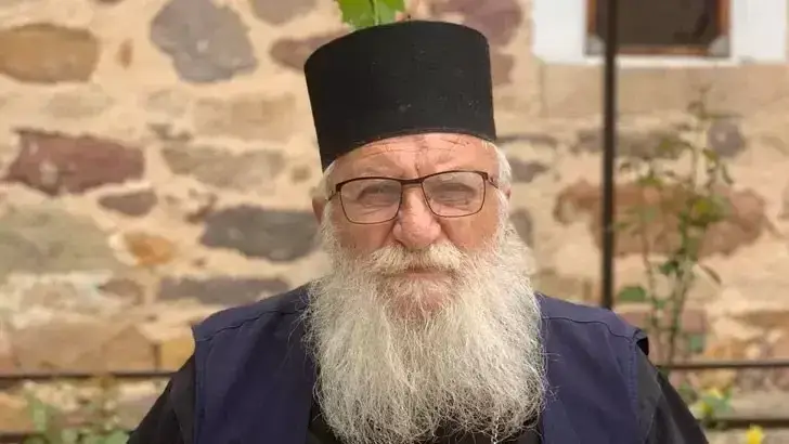 След сърдечен удар: Отец Иван с парализирано лице