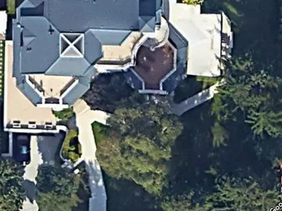 След взлома в събота: Боби М. си увеличава охраната, скри се в имение край морето