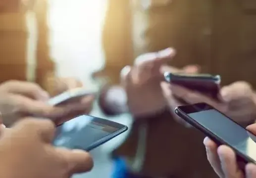Училище напълно забранява телефоните