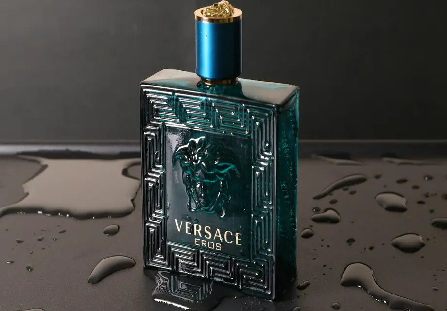 Versace Eros е мъжки парфюм, вдъхновен от свободата и огнената страст