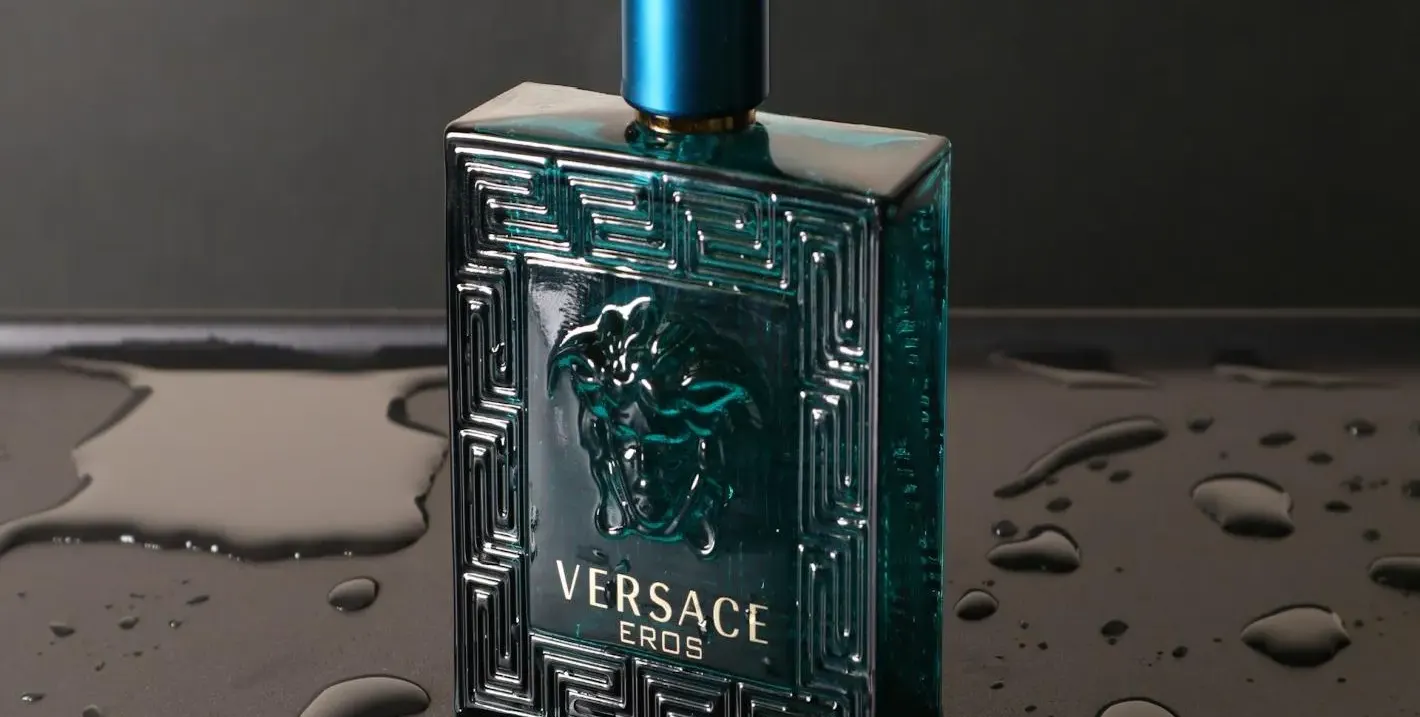 Versace Eros е мъжки парфюм, вдъхновен от свободата и огнената страст
