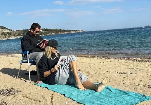 Идилия: Иван и Ирина четат на плажа