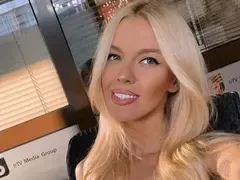 Натали Трифонова  израства без баща си,  но прилича на него