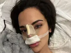 След носа: Ивка Бейбе си оправя и зъбите! Фенове: А бюста – КОГА?!