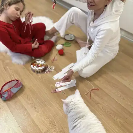 За една нощ: Лейди България оплете 400 мартеници