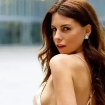 Зайче на “Плейбой” от Карлово снима със знаменитости