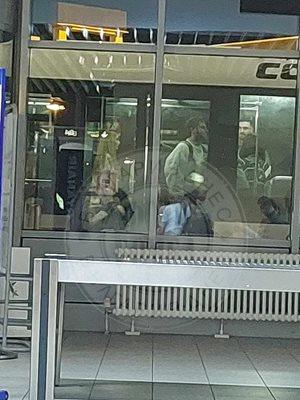 Маестрото и младата му жена Виктория се натискат в автобус (Папарашки снимки)
