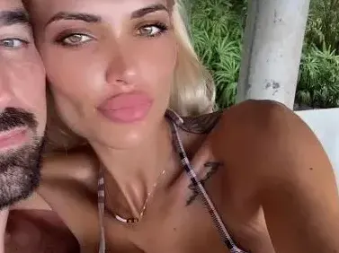 Анита кара меден месец на Малдивите