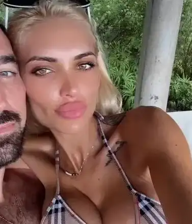 Анита кара меден месец на Малдивите