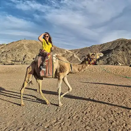 Бедуин спаси фолк певицата Рени от голям РЕЗИЛ в Египет (ВИДЕО)