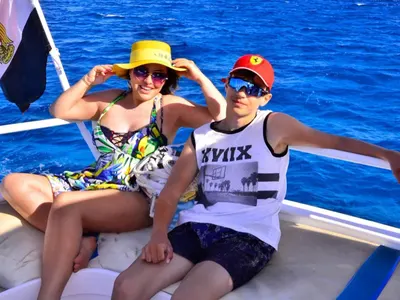 Бедуин спаси фолк певицата Рени от голям РЕЗИЛ в Египет (ВИДЕО)