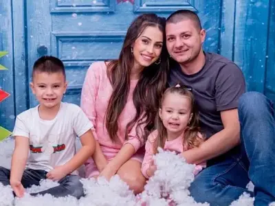 Даяна от „Един за друг” не може да кърми без телефон