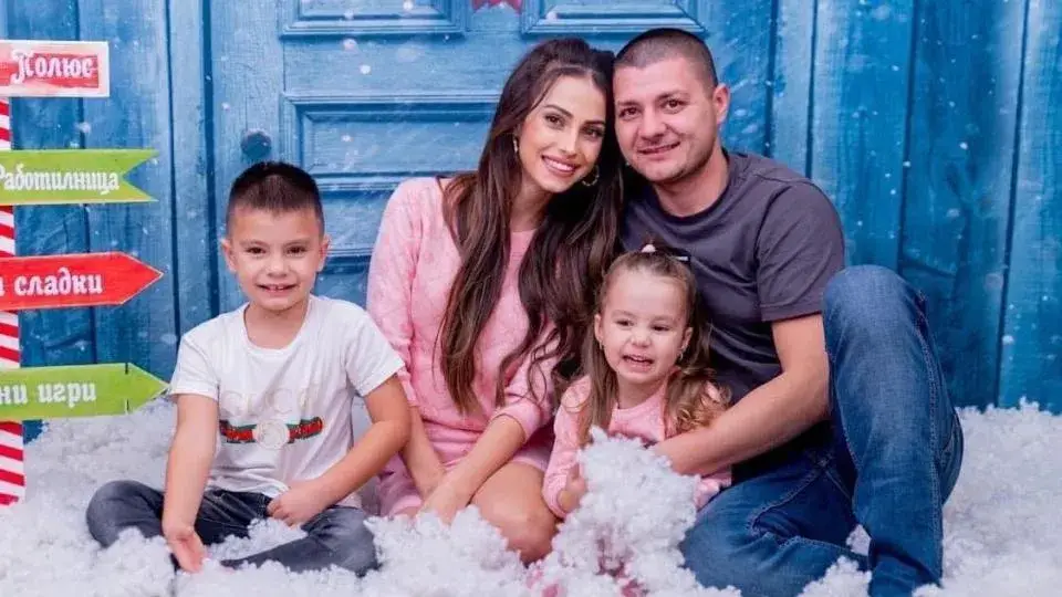 Даяна от „Един за друг” не може да кърми без телефон