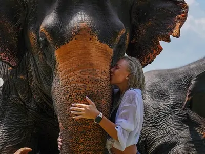 Денислава от "Игри на волята" целуна гигантско животно! ФОТО