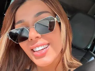 Диона влиза в съда с кристали на зъбите и нова песен