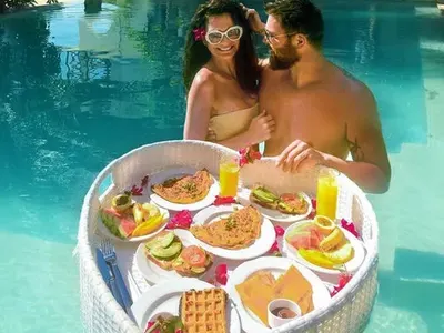 ЕКШЪН в Занзибар: Маймуна хапе и опикава Петър от "Един за друг (Снимки)