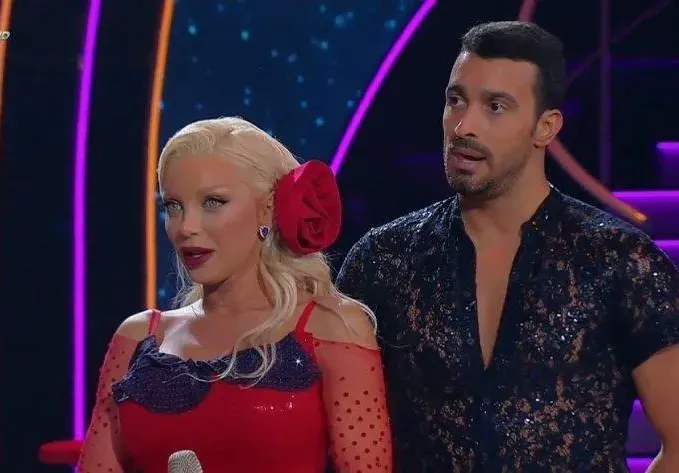 Емануела реве насила срещу 200 лева