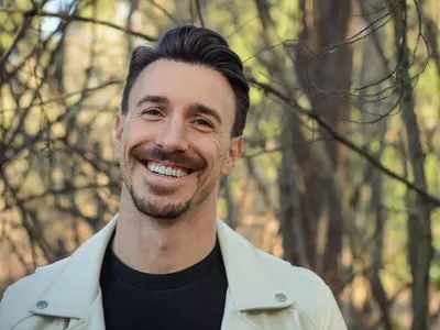 „Ергенът“ Виктор крие връзка с актриса и тв водеща! Вижте коя е горещата красавица