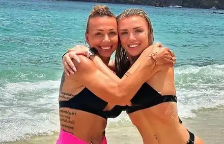 ГОРЕЩО: Змиите от „Игрите“ на плаж в Тайланд (Снимки)