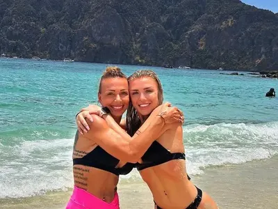 ГОРЕЩО: Змиите от „Игрите“ на плаж в Тайланд (Снимки)