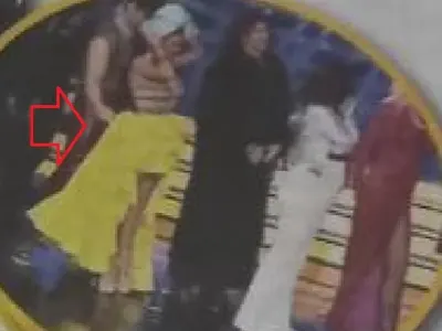 Иво Аръков  завъртя флирт с Отварачката в „Капките”! Вижте как опипва задните й части СНИМКИ