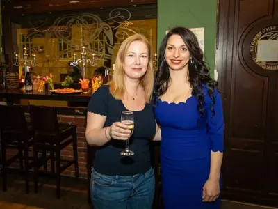 Жената на Кирил Петков го УДАРИ на живот! Линда обикаля баровете (СНИМКИ)