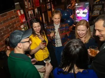 Жената на Кирил Петков го УДАРИ на живот! Линда обикаля баровете (СНИМКИ)