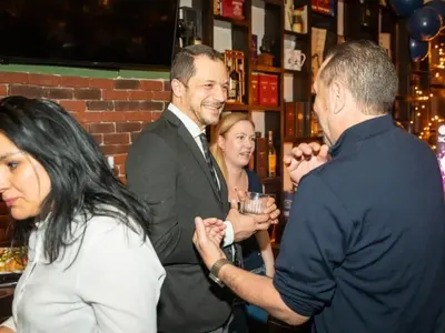 Жената на Кирил Петков го УДАРИ на живот! Линда обикаля баровете (СНИМКИ)