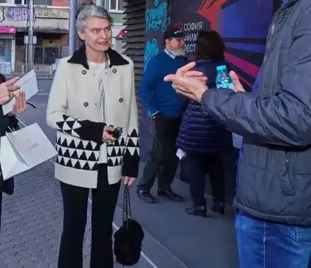 Жената на Васил Божов на кино без охрана и грим, но с чанта за 20 бона