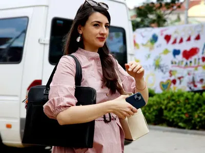 Лена заряза бебето на улицата заради козуначена кифла, впрегна майка си за бавачка (Папарашки снимки)