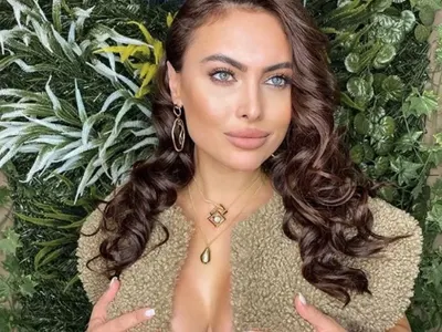 Лили клюкарката пийва бяло вино в Испания