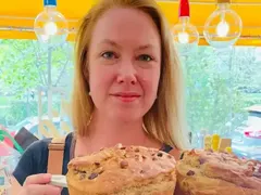 Линда на Кирил Петков пече великденски козунаци само за богаташи