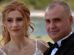 Маестрото и младата му жена Виктория се натискат в автобус (Папарашки снимки)