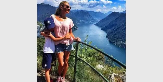 Мария Игнатова пие вода от водопад