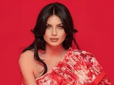 Мис България опъна бръчки с вампирски лифтинг (СНИМКИ)