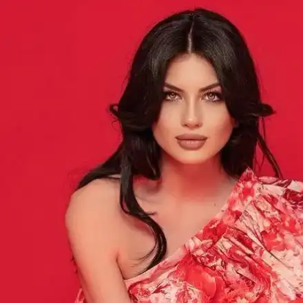 Мис България опъна бръчки с вампирски лифтинг (СНИМКИ)