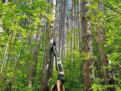 Не е за изпускане! Вижте Мария Игнатова на челна стойка в гората (Снимки)