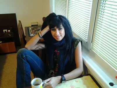 Непубликувана СНИМКА! Вижте Надежда от „Ергенът“ с черна коса преди операциите