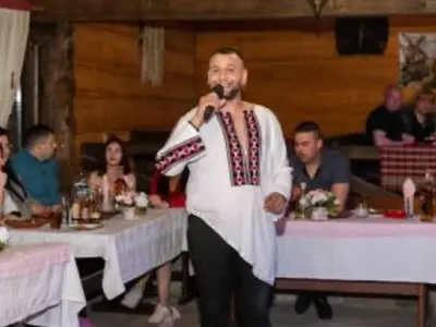 Невероятната история на Сава Матеев, който сутрин е учител, следобед парамедик, а вечер певец