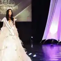 Невиждано! Миска си махна джуките (Вижте я с естествените й устни)