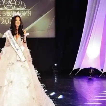 Невиждано! Миска си махна джуките (Вижте я с естествените й устни)